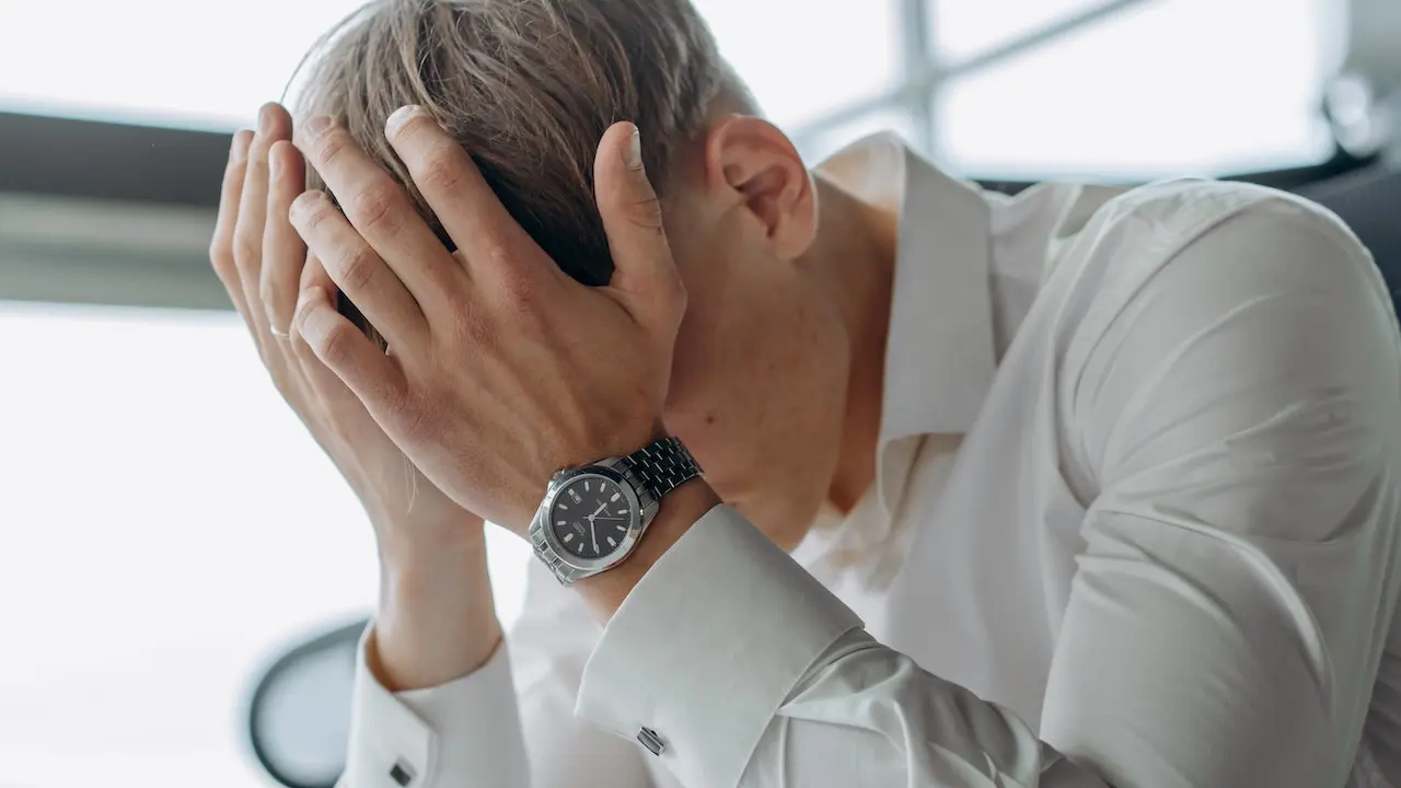 Foto de Mikhail Nilov: https://www.pexels.com/es-es/foto/hombre-reloj-de-pulsera-agotamiento-agotado-8297227/