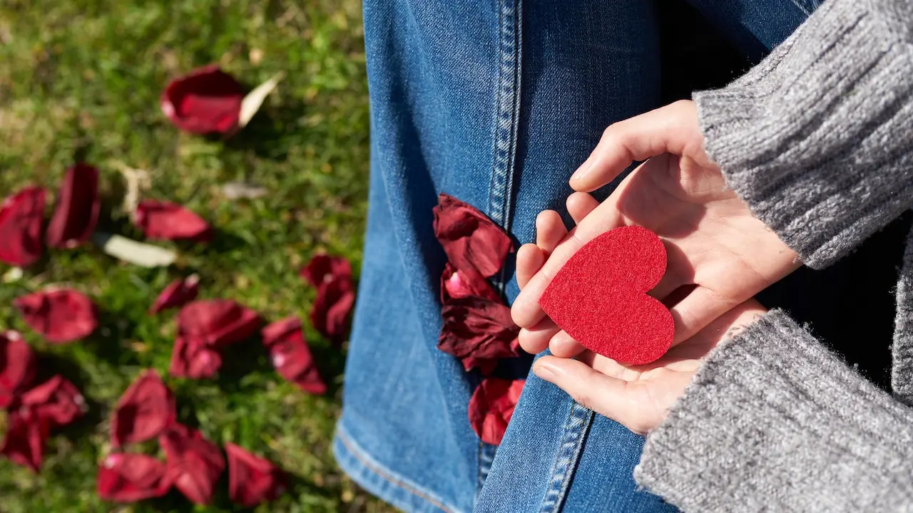 Foto de Engin Akyurt: https://www.pexels.com/es-es/foto/persona-sosteniendo-un-corte-en-forma-de-corazon-1820525/