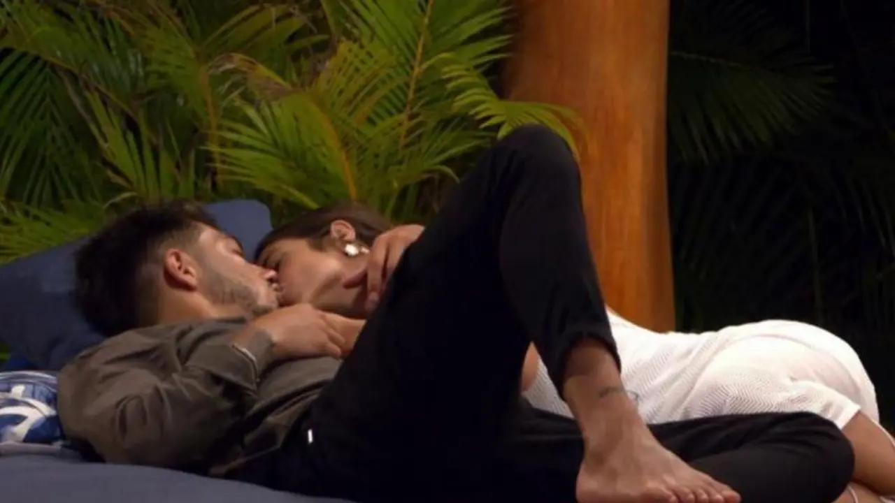 Álex y Yaiza, besándose en La isla de las Tentaciones 6