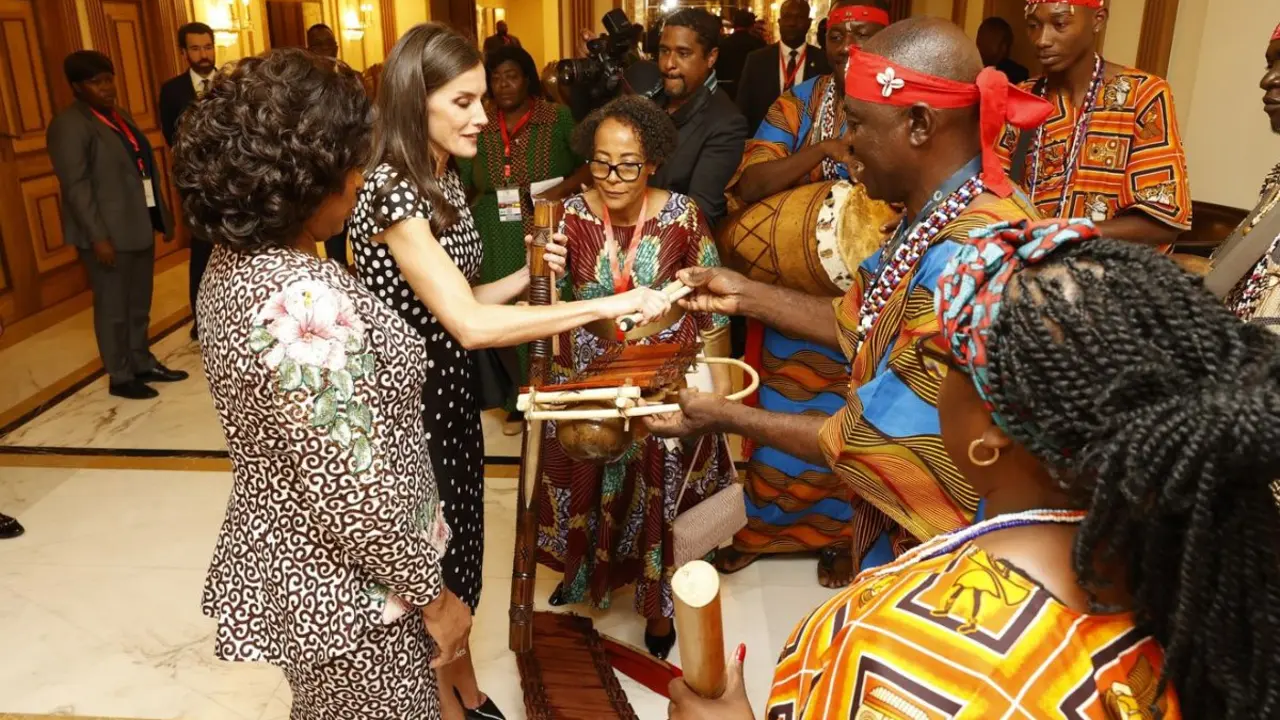 La Reina Letizia recibe un original regalo en Angola / Casa de S.M. El Rey 