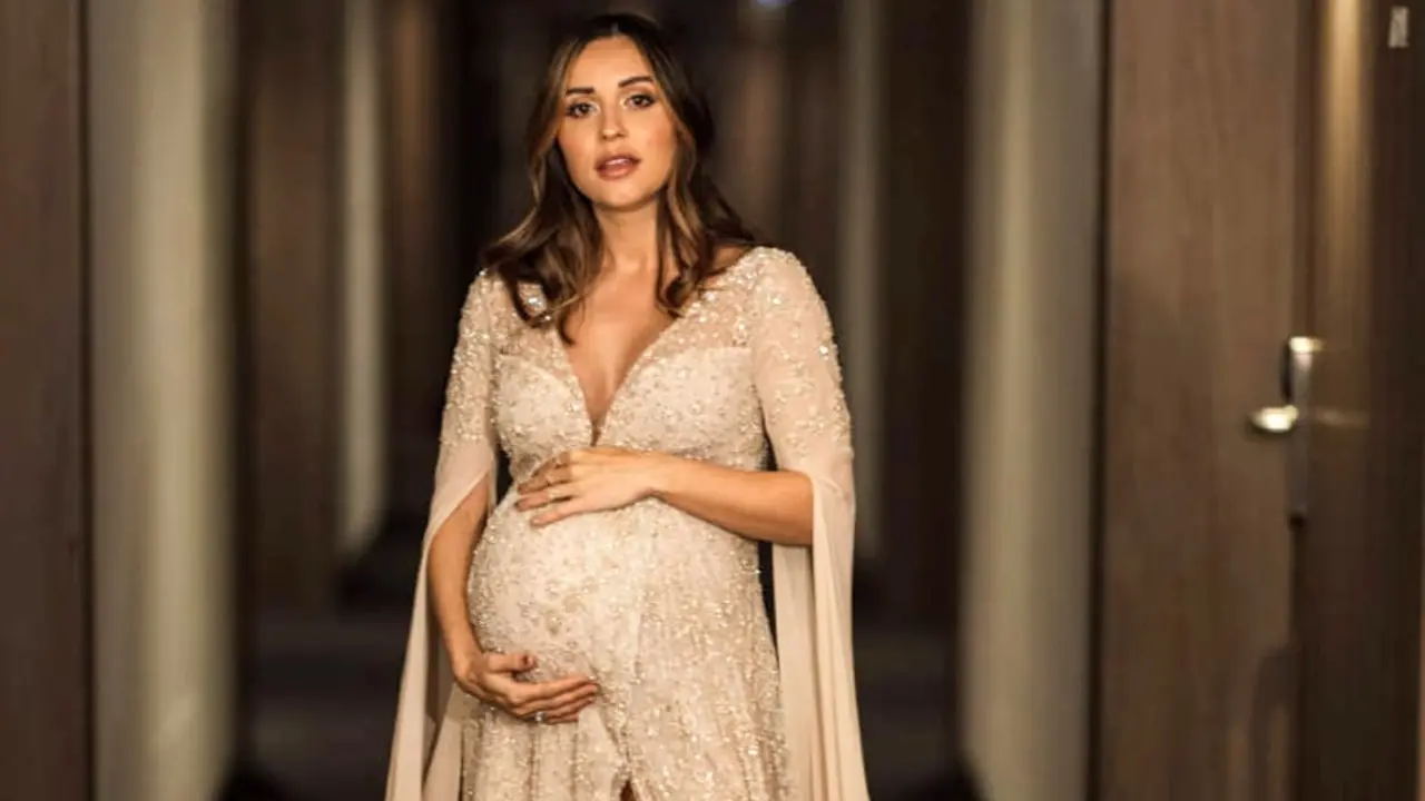 La influencer malagueña Verónica Díaz enamoró en la alfombra roja de los Goya con este vestido premamá / Pronovias