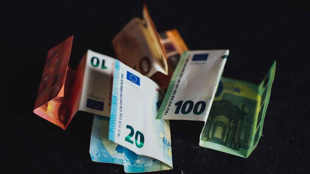 Foto de Markus Spiske: https://www.pexels.com/es-es/foto/billete-de-10-y-20-euros-3806749/