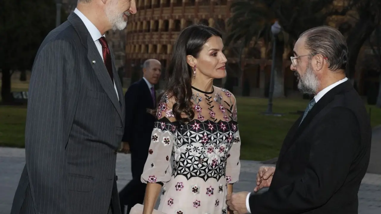 Los Reyes saludan al presidente del Gobierno de Aragón, Francisco Javier Lambán / Casa Real