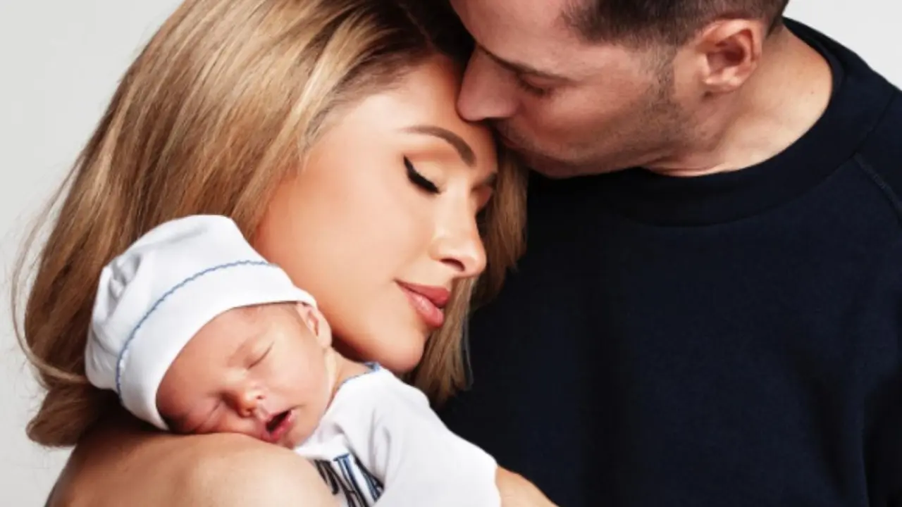 Paris Hilton y Carter Reum en la primera imagen con su pequeño, Phoenix / Instagram