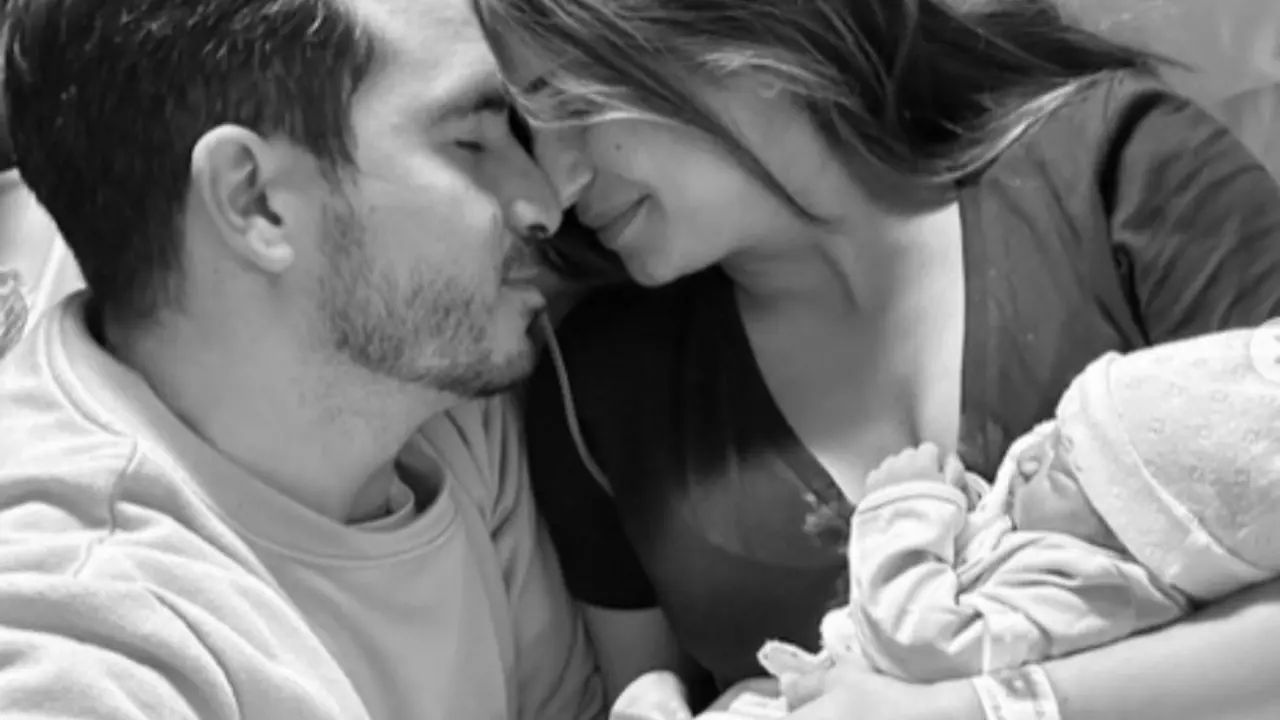 Javier Castillo y Verónica Díaz ya tienen en sus brazos a Pablo, su tercer hijo / Instagram @javiercastillo
