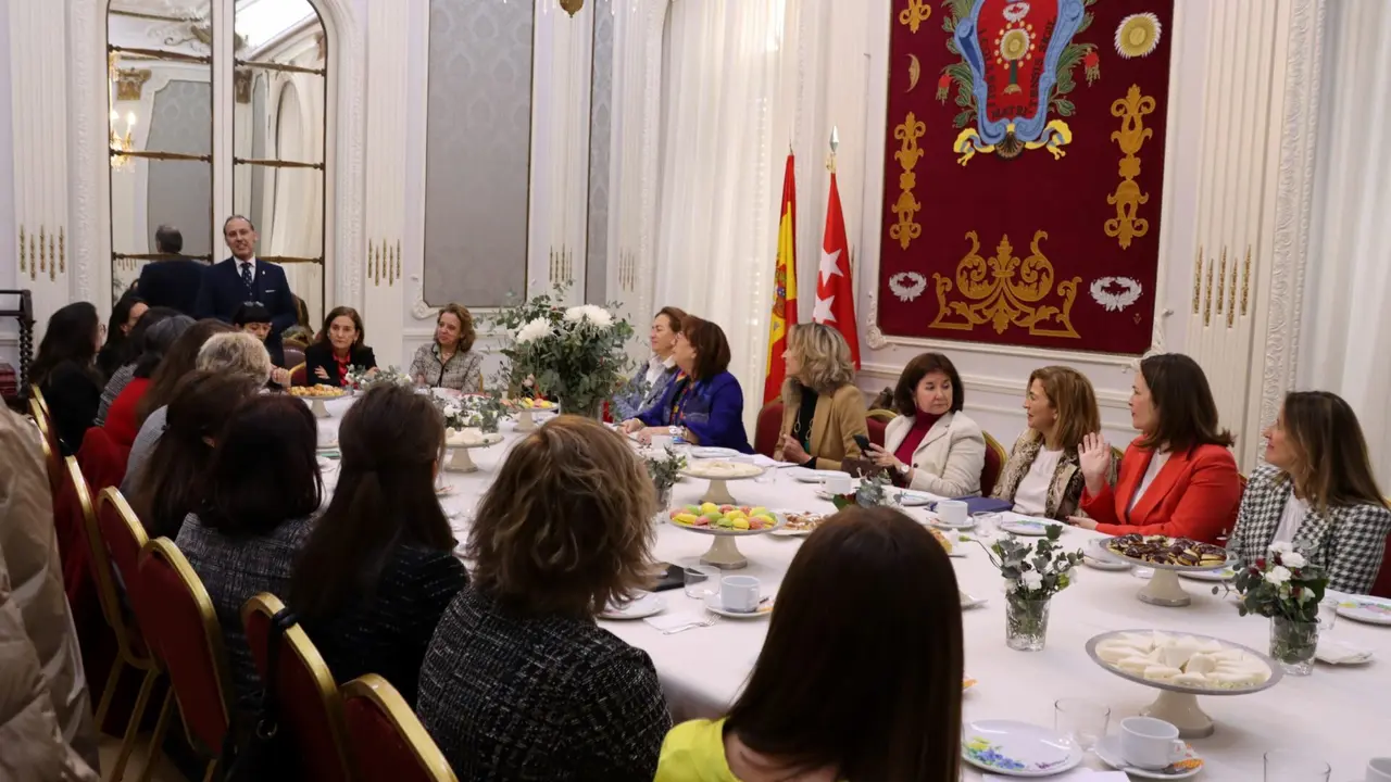 El decano Eugenio Ribón da la bienvenida a las asistentes al desayuno para presentar la hoja de ruta del ICAM en materia de igualdad