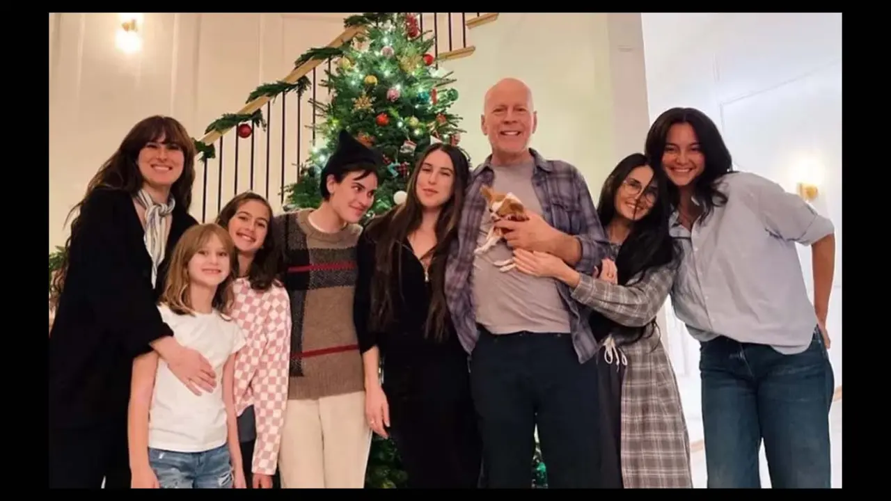 Bruce Willis junto a su familia. De derecha a izquierda : Emma Heming Willis, Demi Moore, Bruce Willis, Scout, Tallulah Mabel, Evelyn y Rumer.