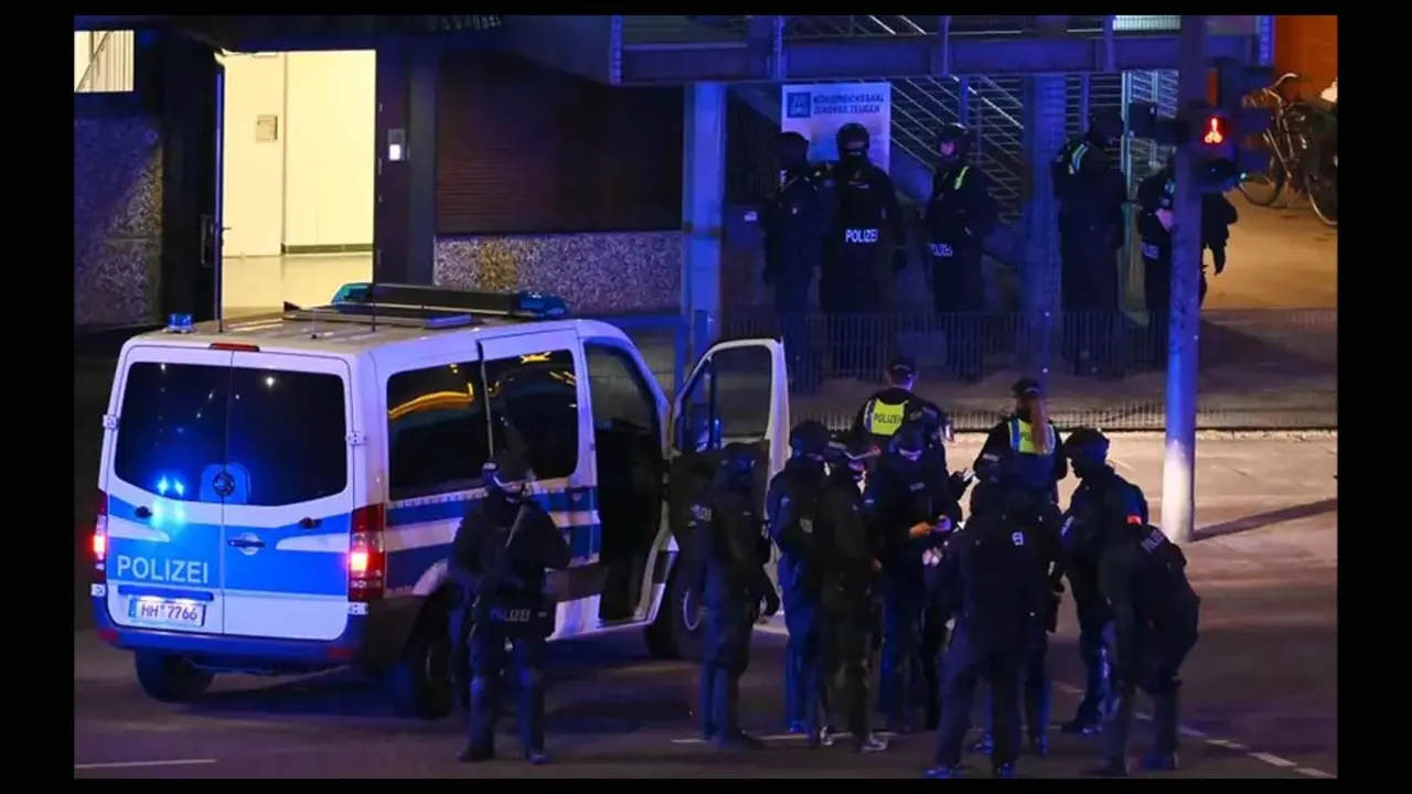 Policía alemana frente a un cartel con la inscripción `Salón del Reino de los Testigos de Jehová´