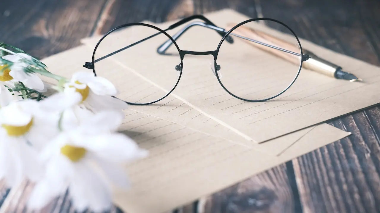 Foto de Towfiqu barbhuiya: https://www.pexels.com/es-es/foto/flores-escritorio-boligrafo-escritura-9821383/