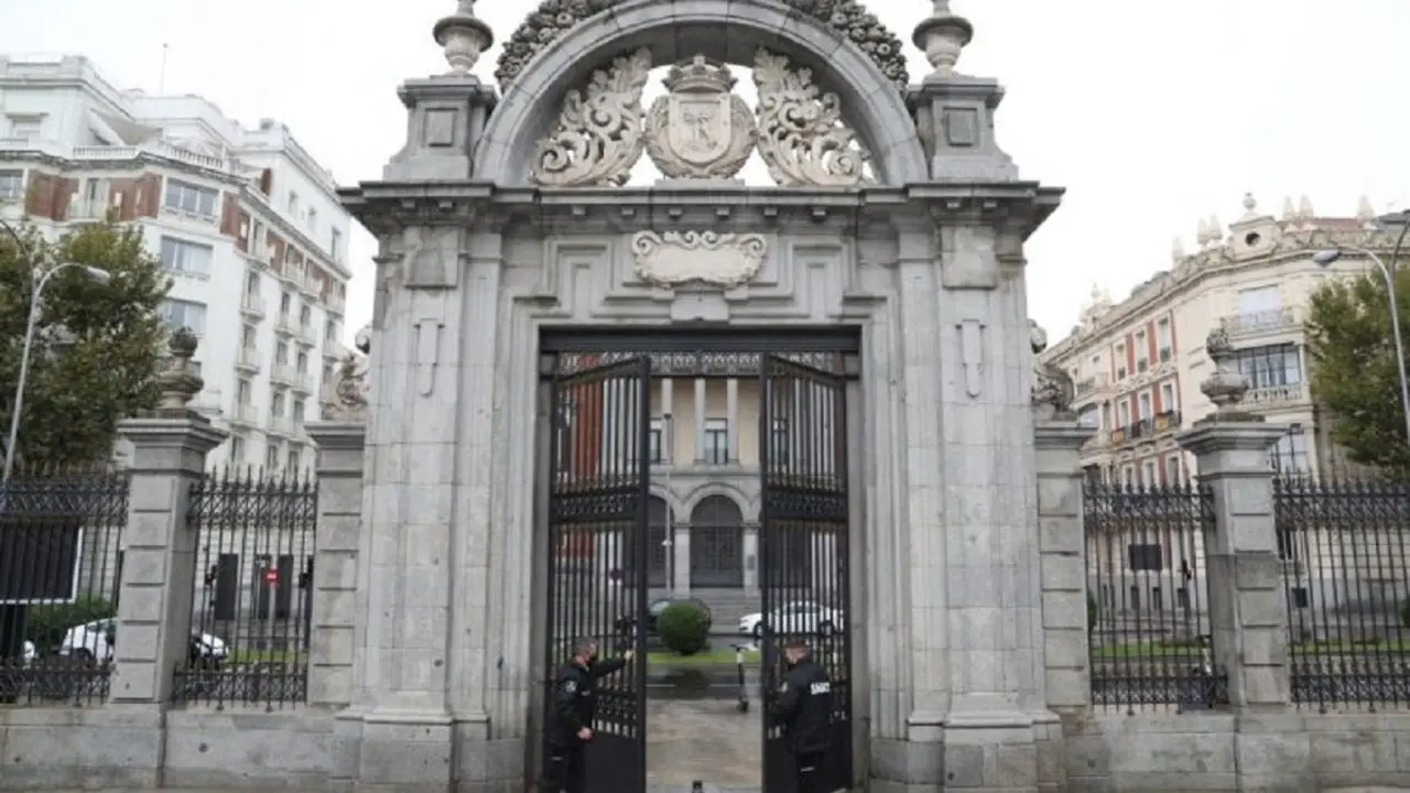Imagen de archivo de dos operarios cerrando una de las puertas de El Retiro