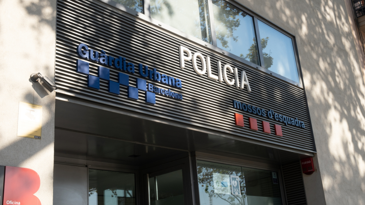 Comisaria de policía en Barcelona | Fuente: Deposit Photos