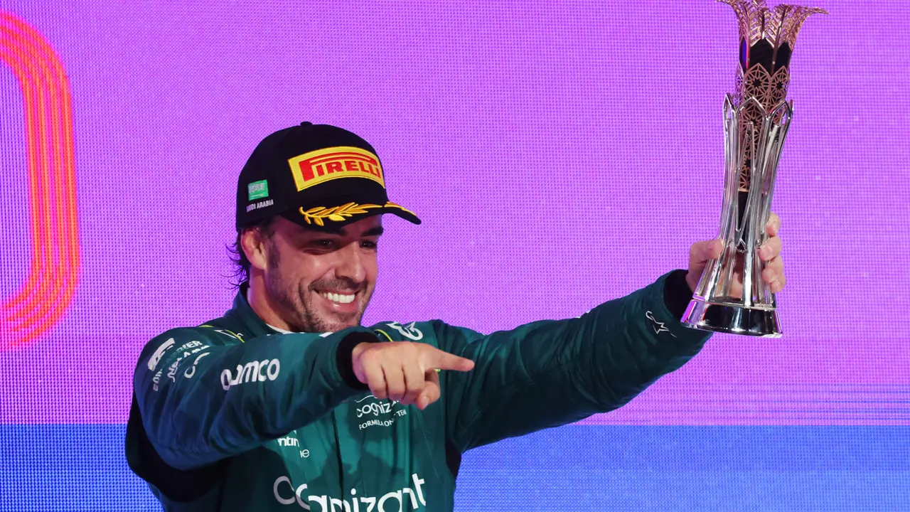 Fernando Alonso en el podio del Gran Premio de Arabia Saudí 2023 | Fuente: Aston Martin