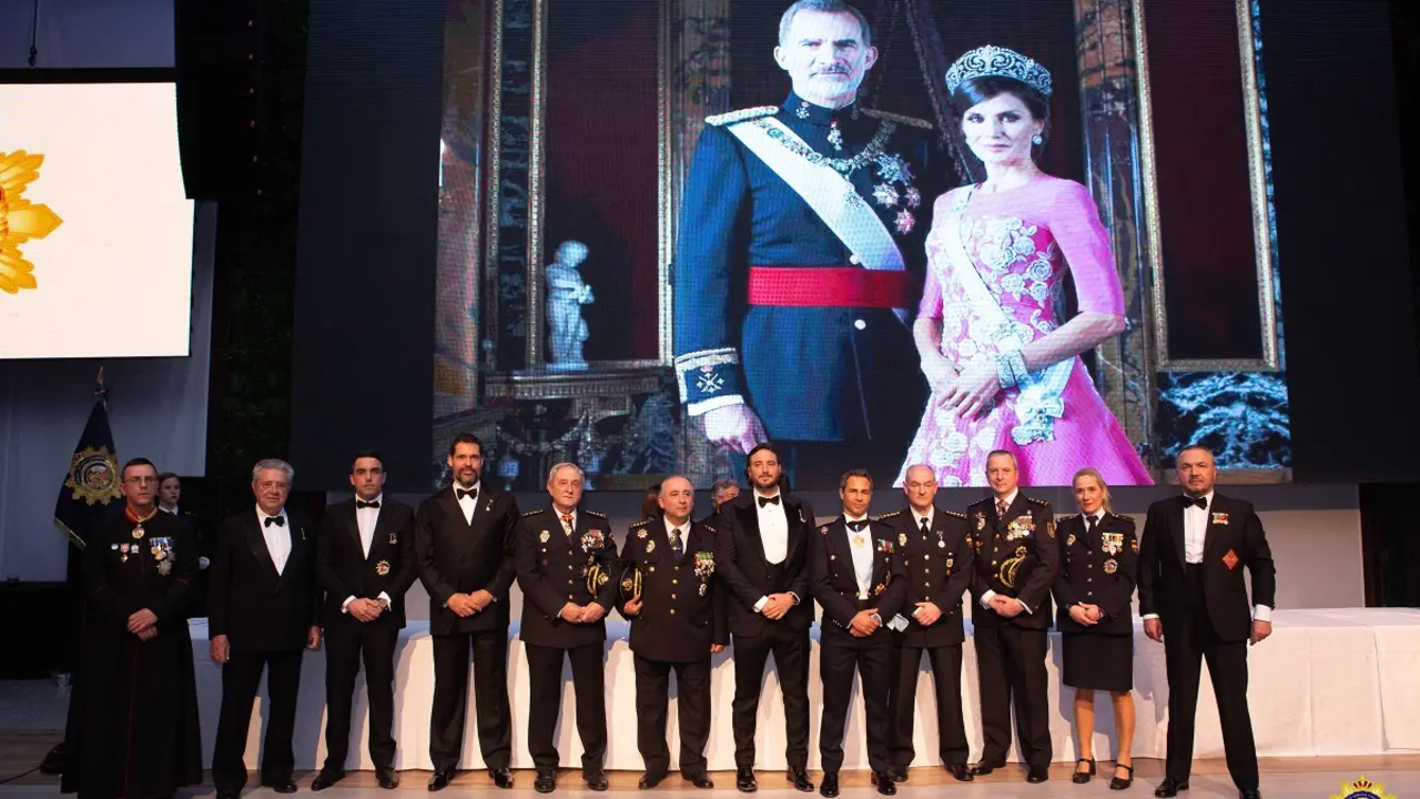 Presidente de Honor de D. Francisco de Borbón, Duque de Sevilla, y Grande
de España, contó con la asistencia de miembros del Consejo Directivo de la
referida asociación así como con autoridades de la Policía Nacional, entre las
que se encontraban el Presidente Ejecutivo D. Diego de Guillamón, Conde de
Guillamón, el Secretario General S.A.R. D. Luis Alfonso de Borbón Martínez-
Bordiú, Duque de Anjou y Duque de Borbón, el Vicesecretario General D.
Francisco de Borbón Von Hardenberg, Conde Von Hardenberg, D. José Luís
Tejedor González, Comisario Principal de la Policía Nacional y Director de la
Academia de Policía Nacional de Ávila, D. José Villar del Saz Martínez,
Comisario Principal de la Policía Nacional, D. Domingo Pérez Castaño,
Comisario Principal de la Policía Nacional, D. David de Guillamón Rodríguez,
Vicepresidente 2º Santos Ángeles Custodios, D. Raul Felipe Escudero,
Vicepresidente 3º Santos Ángeles Custodios, D. Jaime Burgos Palomares,
Comisario de la Policía Nacional, D. Jorge Andino Zamanillo, Comisario de la
Policía Nacional, Doña Laura Giménez Hernández, Policía Nacional y
Presidenta de la Asociación de Jubilados de la Policía Nacional de España, D.

Fermín Pacetti Cuevas, Subinspector de la Policía Nacional y el Capellán de la
Asociación el Teniente Coronel D. Juan Antonio Gómez Dominguez.
