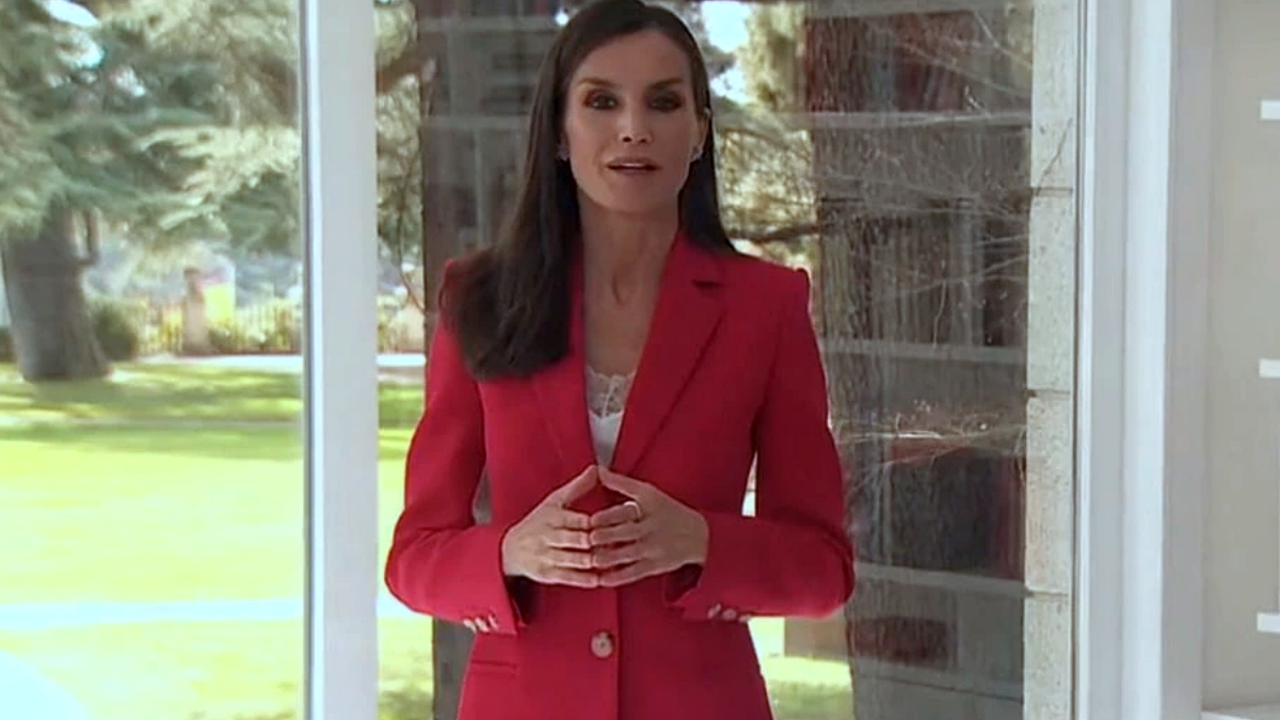 La reina Letizia ha sorprendido con una aparición estelar en el 50 aniversario del programa 'Informe Semanal'.
