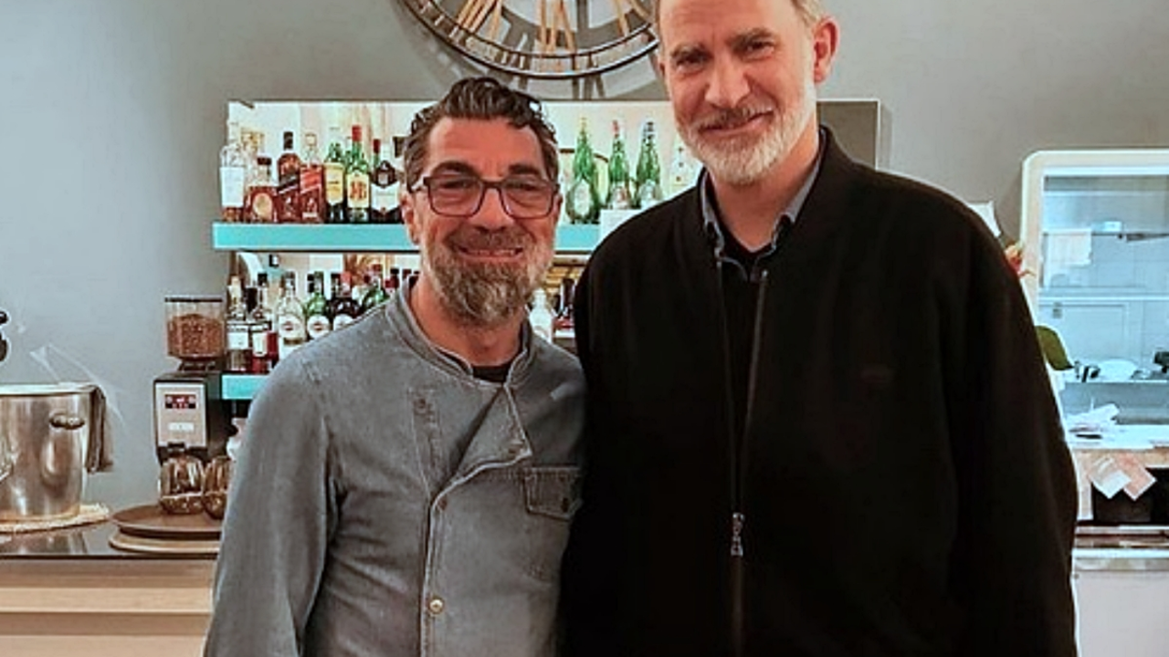 El rey Felipe VI ha hecho una escapada en solitario a Palma de Mallorca, donde ha aprovechado para cenar en un conocido restaurante / Instagram @sandropalma_restaurante