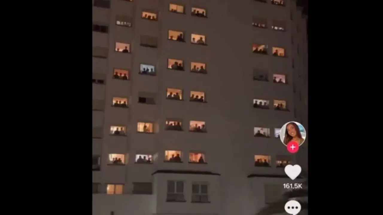Los alumnos del colegio Elías Ahúja cantando en las ventanas