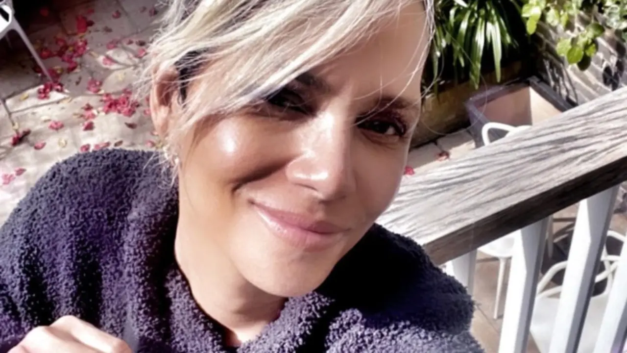 Halle Berry incendia las redes bebiendo vino desnuda: "Hago lo que quiero"