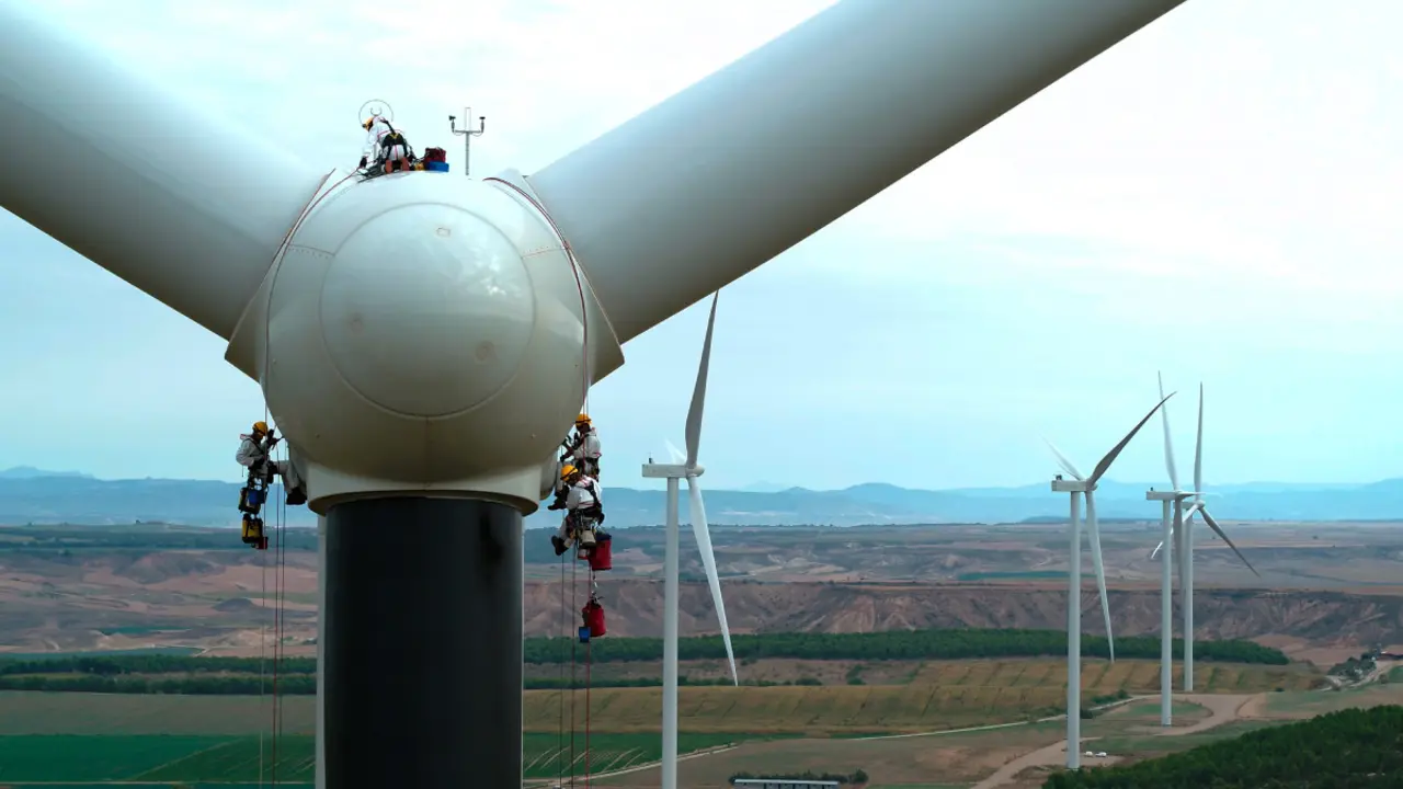 Empleados de un proveedor pintando las palas de un aerogenerador en un parque eólico de Iberdrola