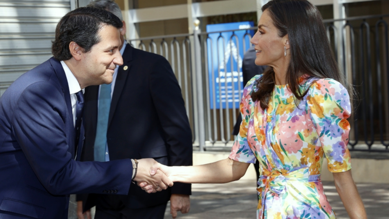 Doña Letizia presidió este jueves un acto de la Fundación Princesa de Girona en Córdoba, donde lució un vestido de flores de una firma española muy asequible / Casa Real