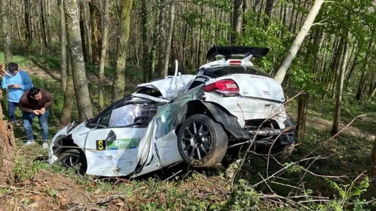 Así quedó el coche tras el accidente mortal en el Rally Villa Tineo | Fuente: Redes sociales