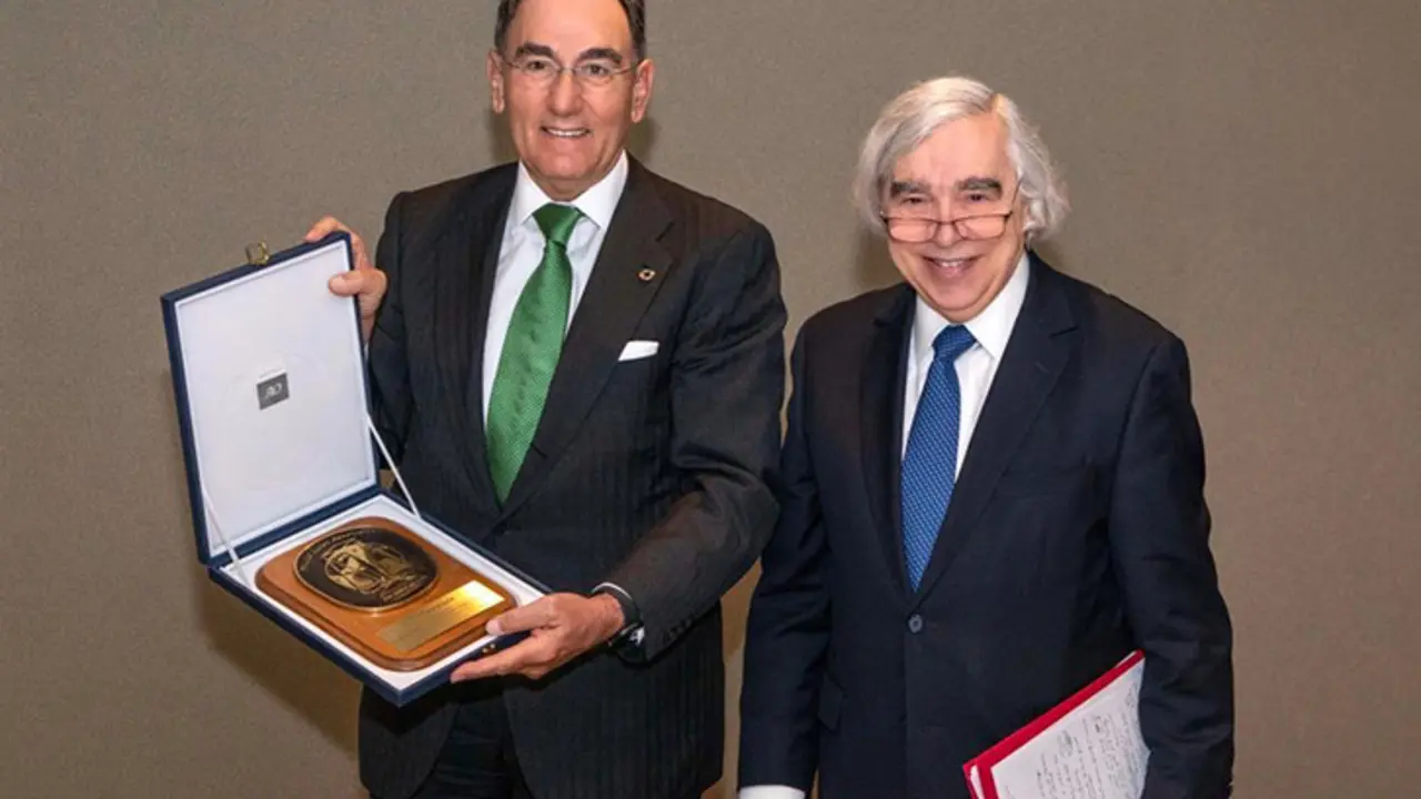Ignacio Galán recibe la prestigiosa Medalla de Honor de la Asociación Mundial de Juristas en la ONU