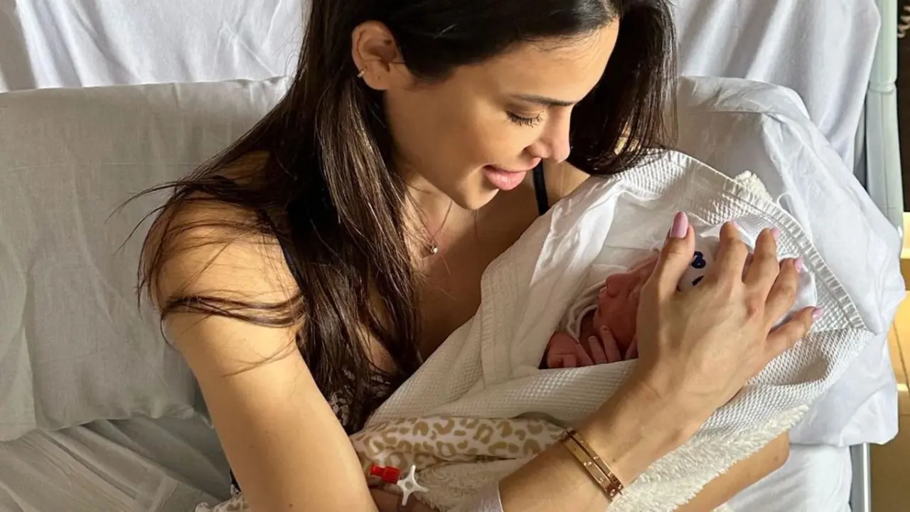 Imagen de Carla Barber y su hijo Bosco, pocas horas después de nacer - Instagram @dr.carlabarber