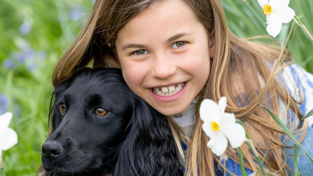 Carlota, hija de los Príncipes de Gales, Guillermo y Kate, acaba de cumplir 8 años y lo celebra posando con su perrita / Kensington Royal