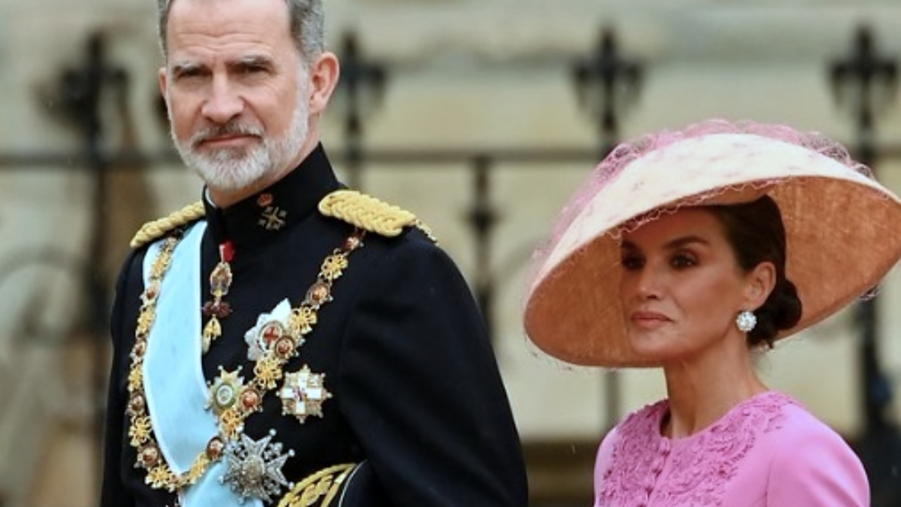 La reina Letizia se ganó un puesto entre las mejor vestidas de la coronación de Carlos III con un traje de Carolina Herrera rosa y un sombrero 'made in Spain'.