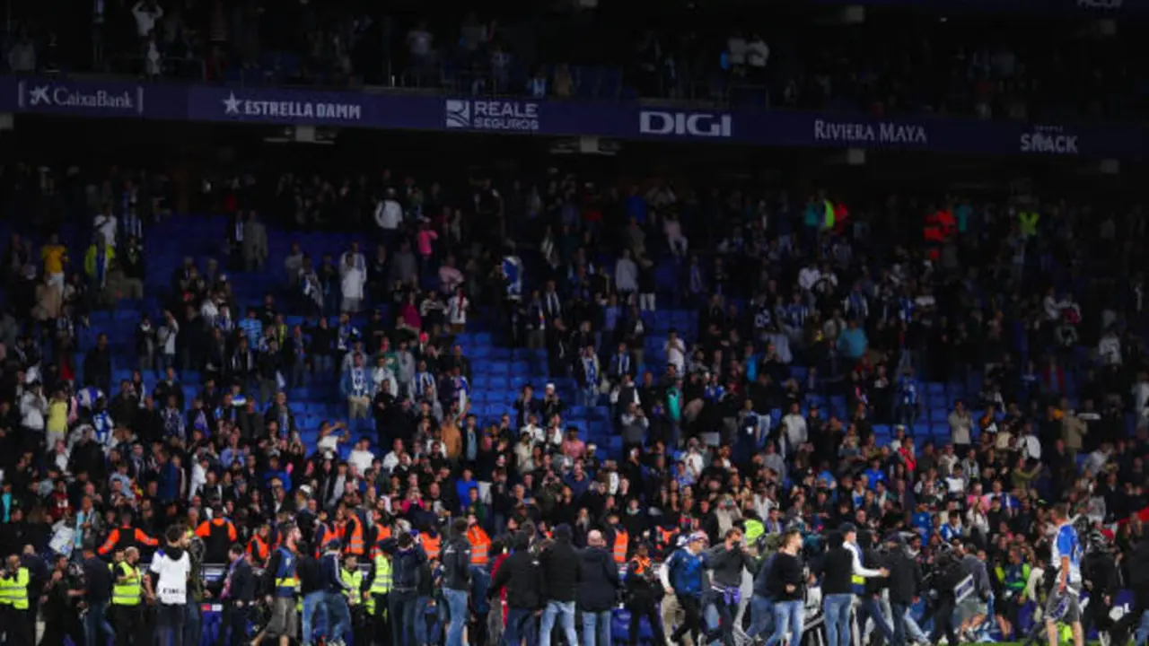 Un grupo de ultras del Espanyol invaden el terreno de juego | Fuente: Getty Images