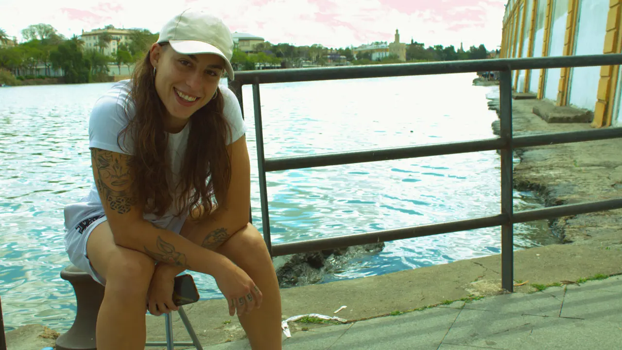 La campeona de España amateur de MMA, Blanca Medina, junto al río Guadalquivir. (Imagen: Adrián Guanche)