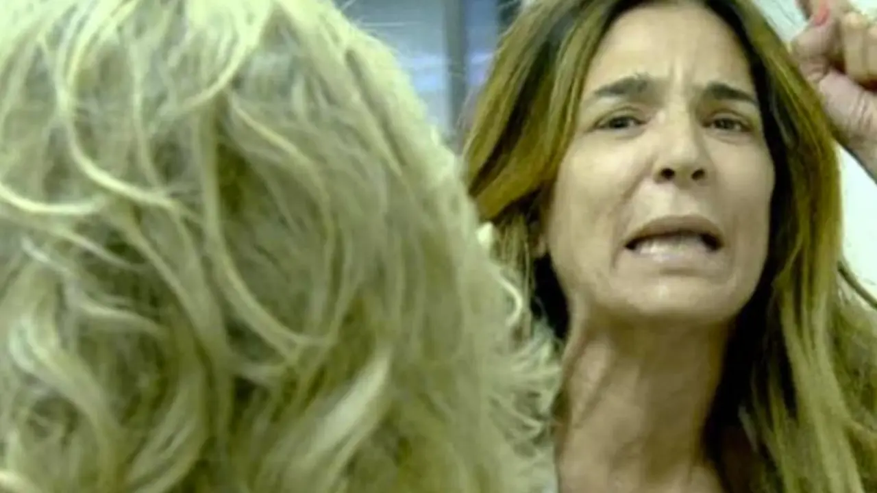 Un momento del monumental enfado de Raquel Bollo en los pasillos de Telecinco - Mediaset