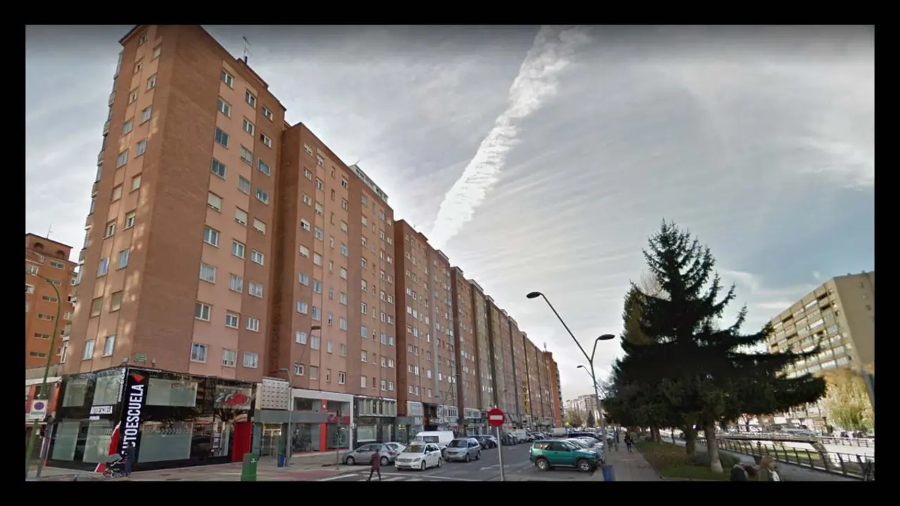 Avenida Reyes Católicos, en Brugos 