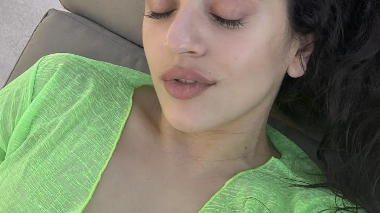 La foto real de Rosalía que JC Reyes trucó con un falso topless - @rosalia.tv
