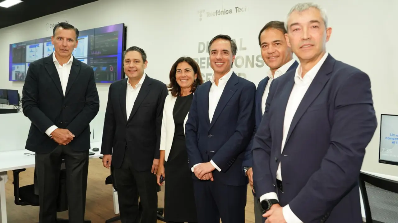 (De izq. a dcha: José Cerdán, CEO de Telefónica Tech; Mauricio Lizcano Arango, ministro TIC del Gobierno de Colombia; María Jesús Almazor, CEO de Ciberseguridad y Cloud de Telefónica Tech; Alfonso Gómez, CEO de Telefónica Hispam; Fabián Hernández, CEO de Telefónica Movistar Colombia; y Joaquín Cidoncha, director de Operaciones de Ciberseguridad y Cloud de Telefónica Tech)