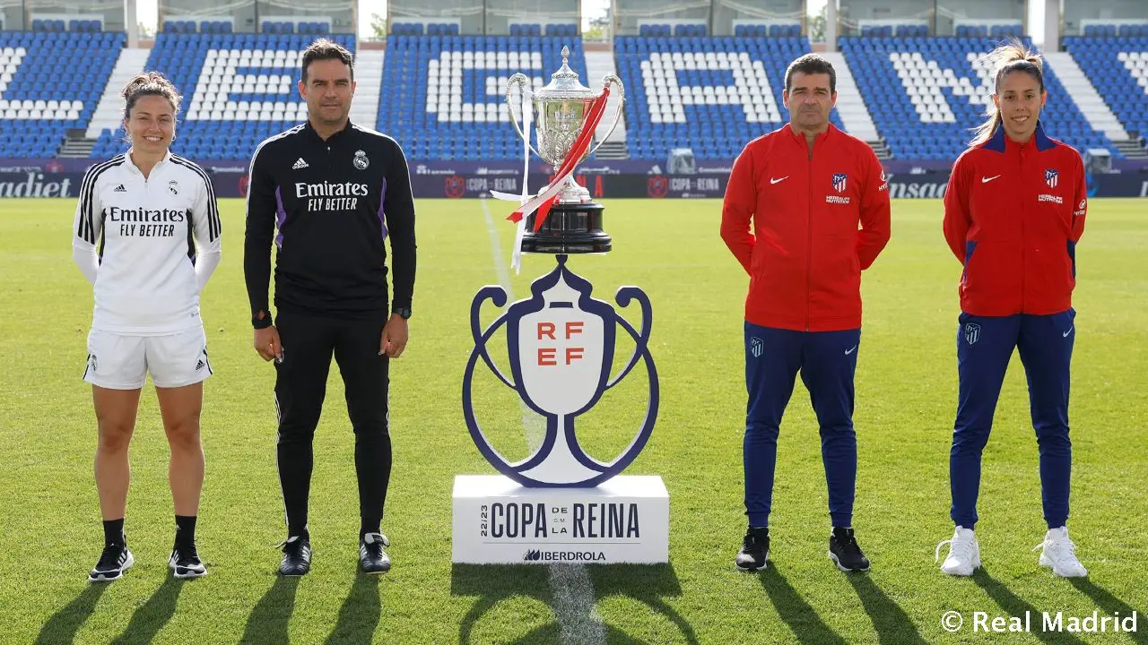 Las capitanas y los entrenadores del Real Madrid y el Atlético de Madrid posan con la Copa de la Reina | Fuente: Real Madrid