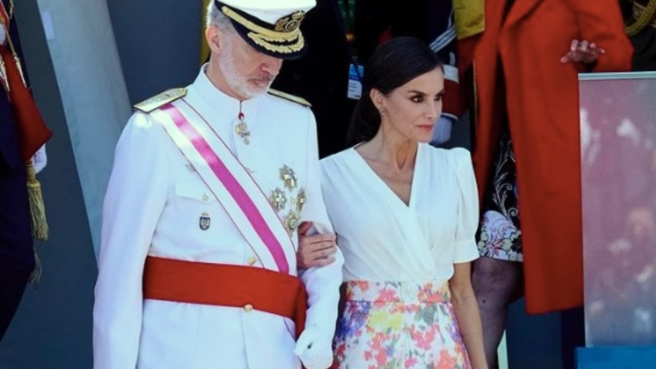 La reina Letizia lució un estilismo impecable en la celebración del Día de las Fuerzas Armadas, con el que volvió a dejar claro que el rosa es su color favorito para esta temporada.