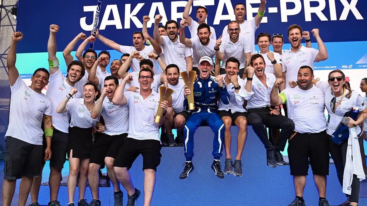 Max Günther y Maserati celebran la victoria en Yakarta | Fuente: Getty Images