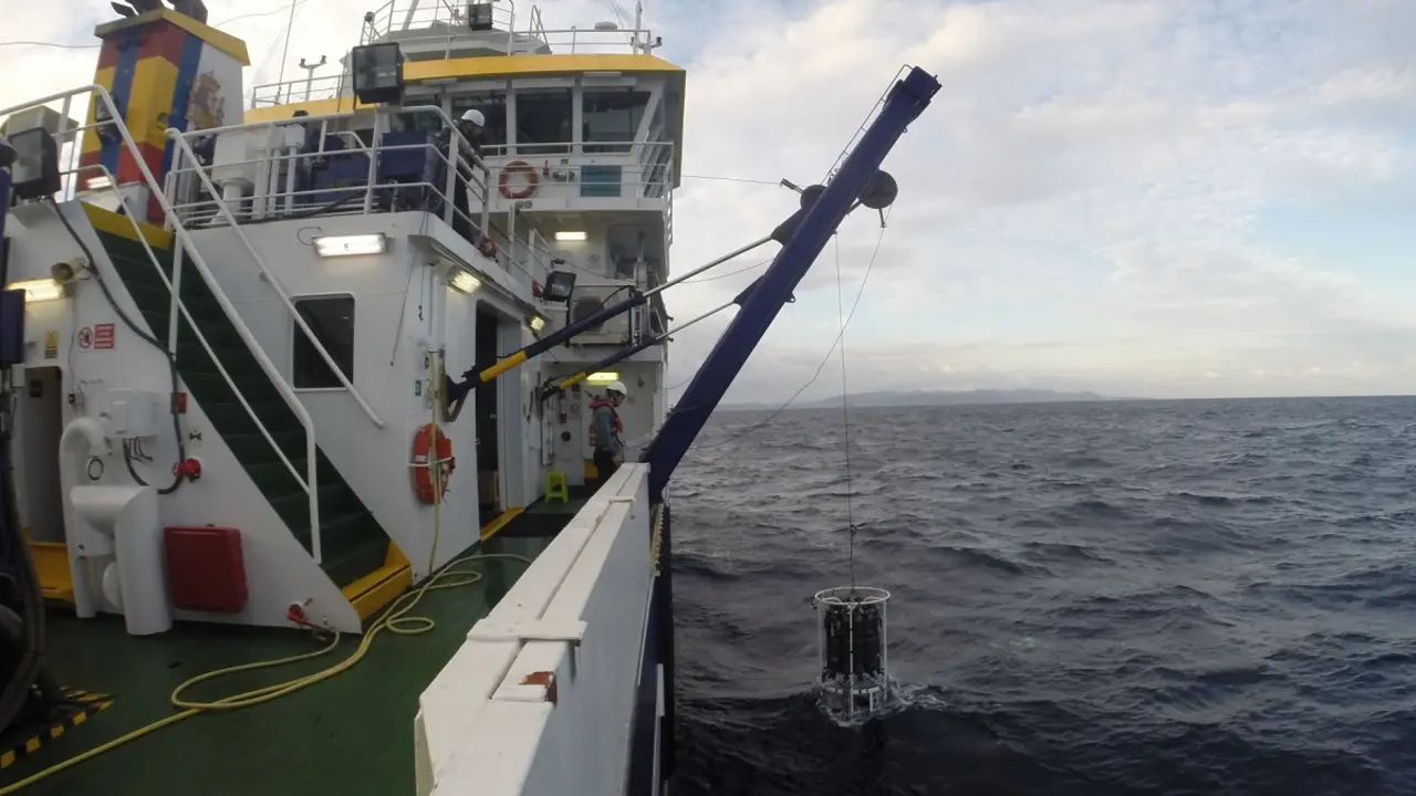 Toma de datos de variables ambientales con roseta de botellas oceanográficas y CTD durante una campaña RADMED. © IEO-CSIC