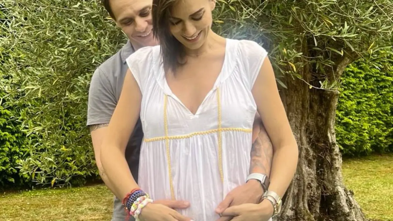 La imagen con la que los presentadores anunciaron su embarazo - IG @galvezchristian @patriciapardo_tv