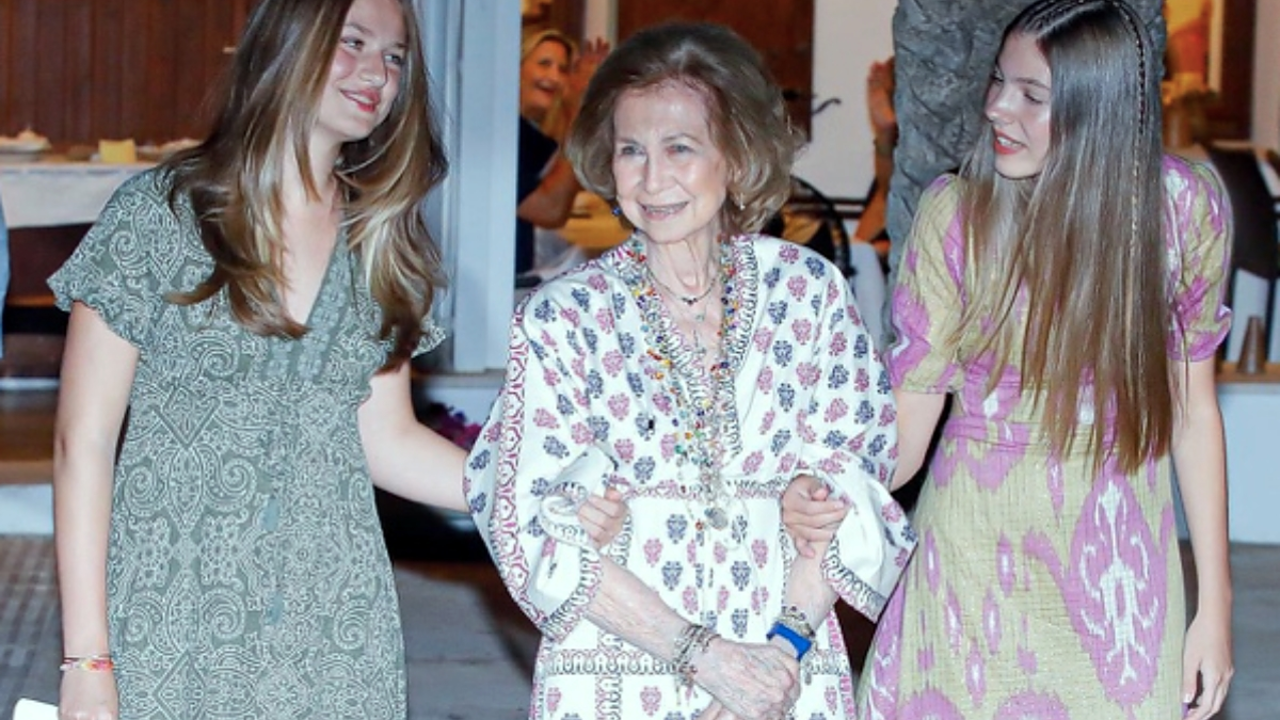 Los Reyes, junto a sus hijas Leonor y Sofía, disfrutaron de una cena en Palma junto a doña Sofía e Irene de Grecia / Instagram @robert_smith_photography