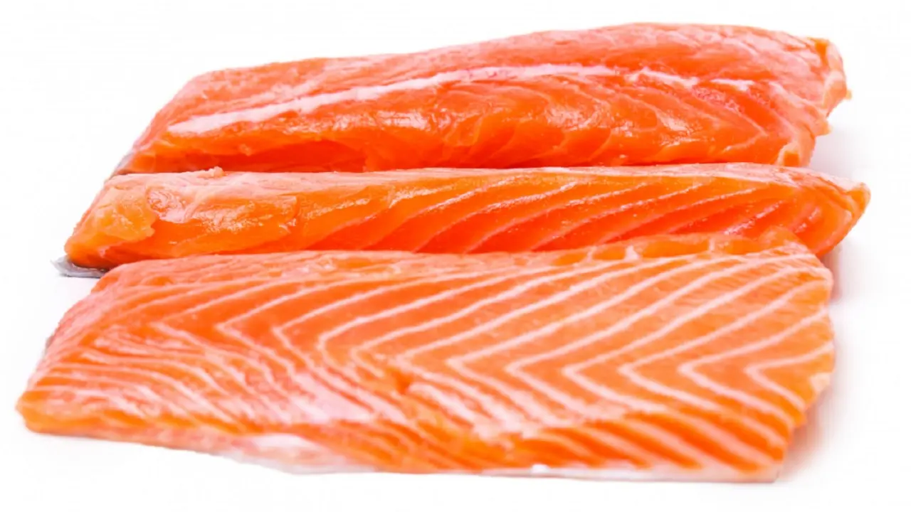 <a href="https://www.freepik.es/foto-gratis/rodaja-salmon-crudo_6452154.htm#query=salmon&position=3&from_view=search&track=sph">Imagen de Racool_studio</a> en Freepik