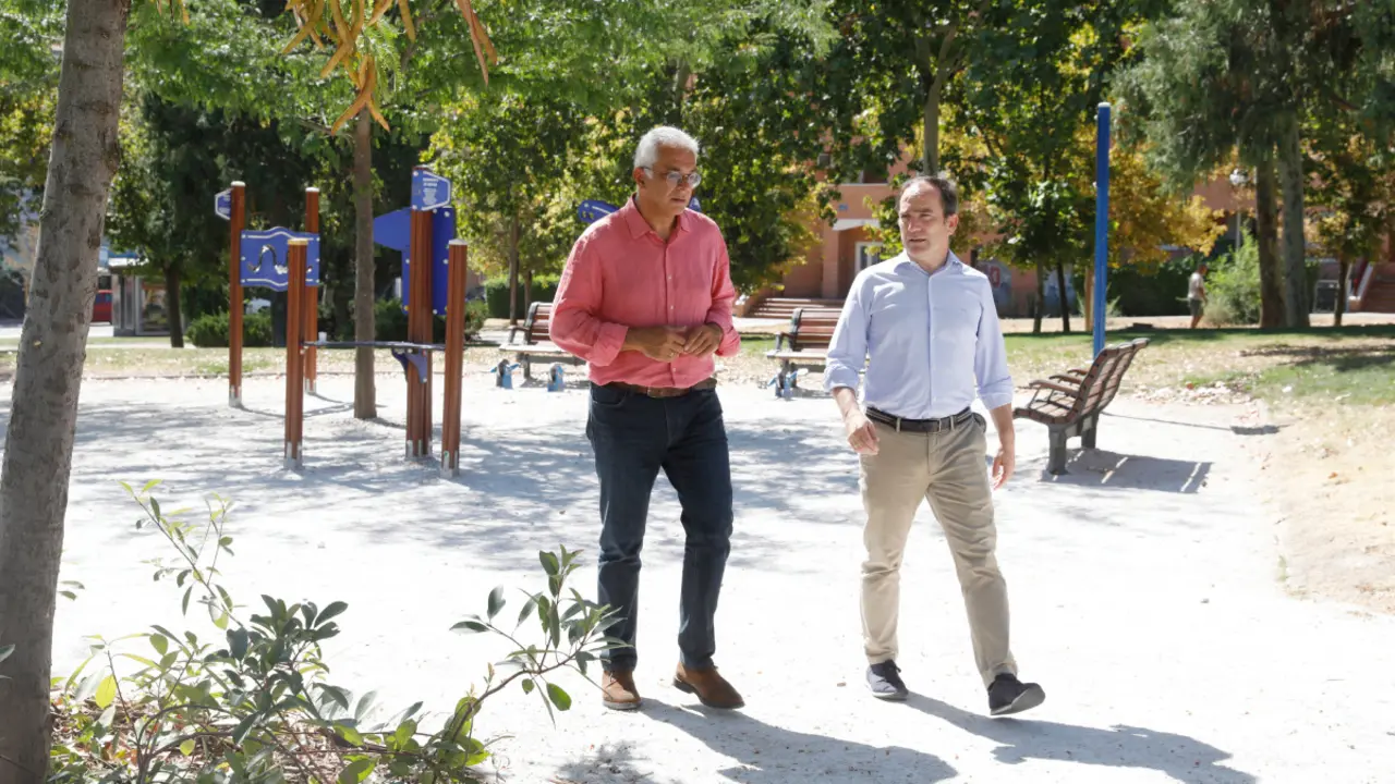 El delegado del Área de Gobierno de Urbanismo, Medio Ambiente y Movilidad, Borja Carabante, acompañado del concejal de Carabanchel, Carlos Izquierdo, durante su visita al parque