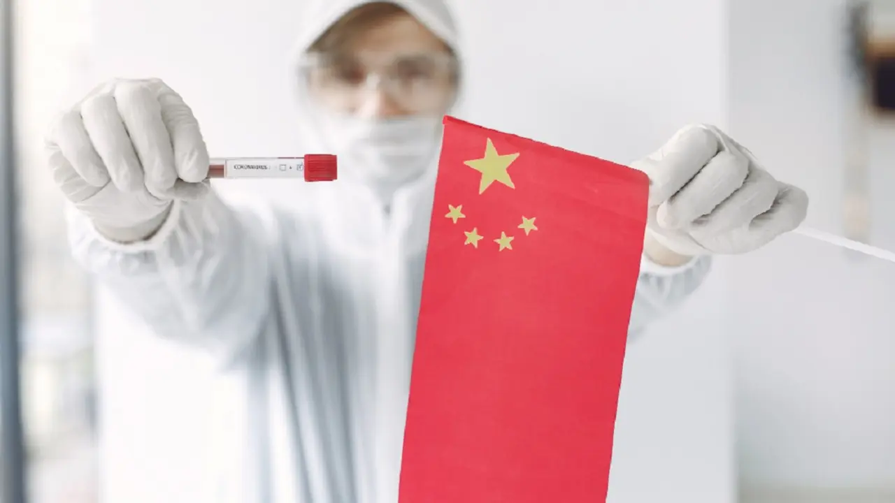 <a href="https://www.freepik.es/foto-gratis/cientifico-traje-gala-muestra-coronavirus-bandera-china_7282324.htm#query=covid%20china&position=0&from_view=search&track=ais">Imagen de prostooleh</a> en Freepik