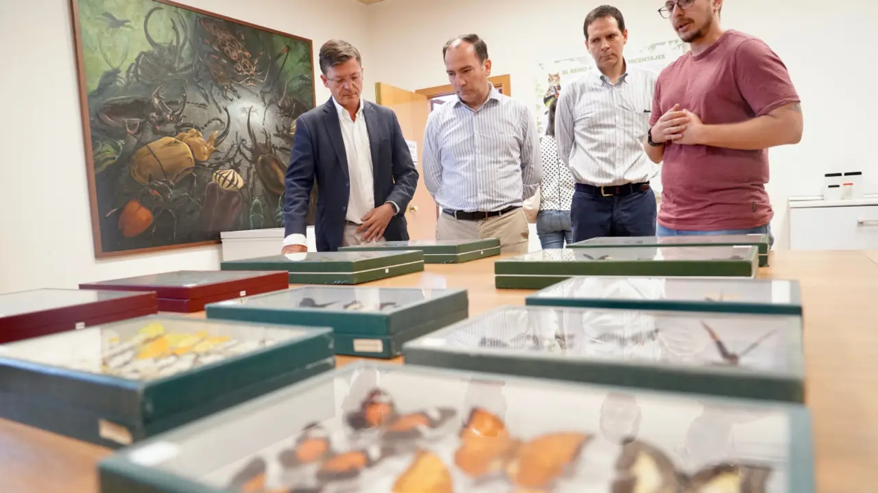 El delegado de Urbanismo, Medio Ambiente y Movilidad, Borja Carabante, en su visita al centro entomológico, junto al concejal delegado de Limpieza y Zonas Verdes, José Antonio Martínez Páramo