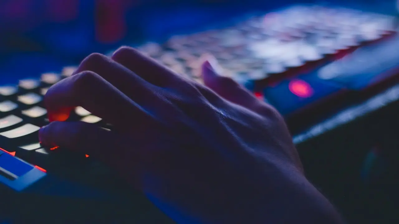 Foto de Soumil Kumar: https://www.pexels.com/es-es/foto/foto-de-persona-escribiendo-en-el-teclado-de-la-computadora-735911/