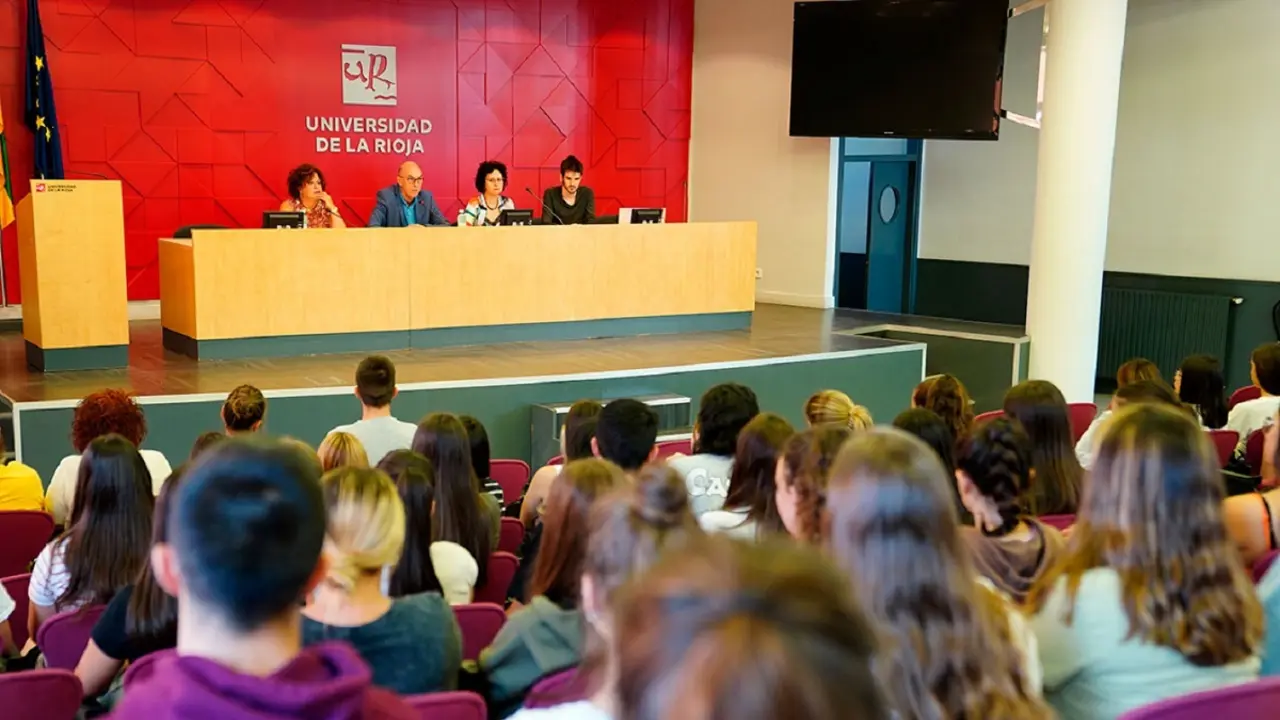 El rector, en el Aula Magna del Edificio Quintiliano, junto a la vicerrectoras de Estudiantes y Extensión Universitaria, la decana de Letras y de la Educación, y el presidente del Consejo de Estudiantes / Universidad de La Rioja