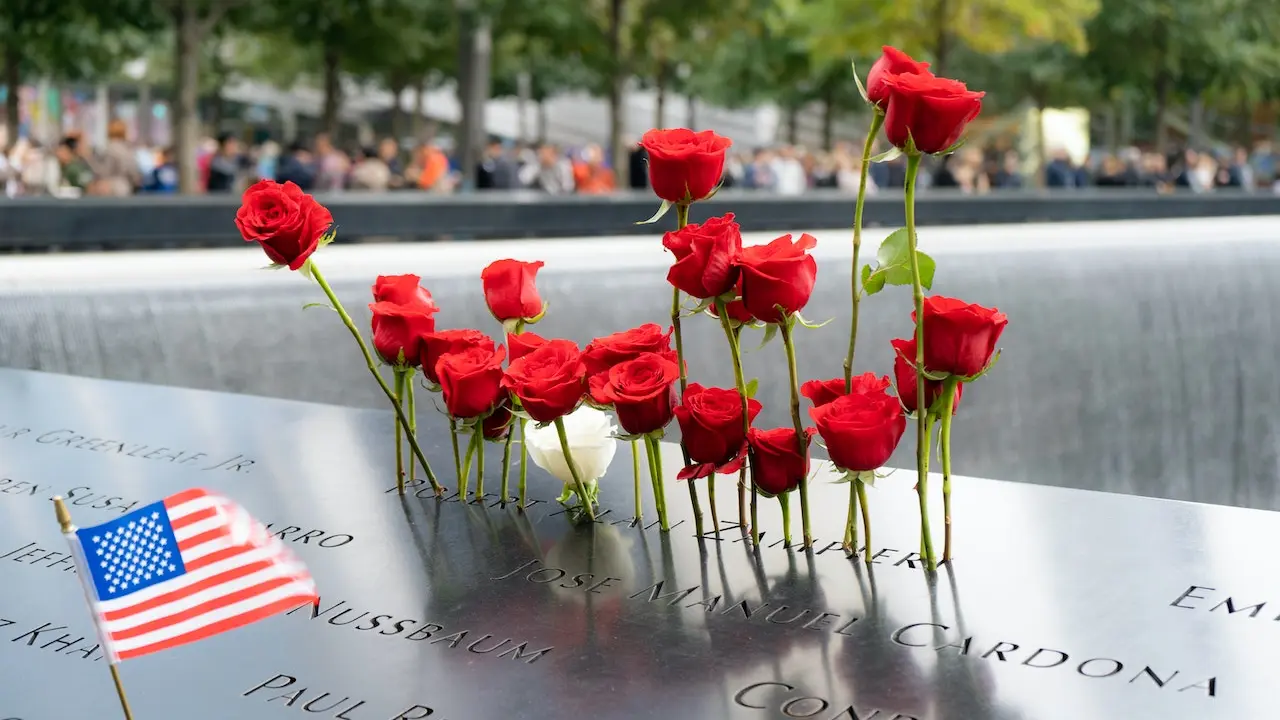 Foto de Soly Moses: https://www.pexels.com/es-es/foto/ciudad-amor-flores-nueva-york-9522216/