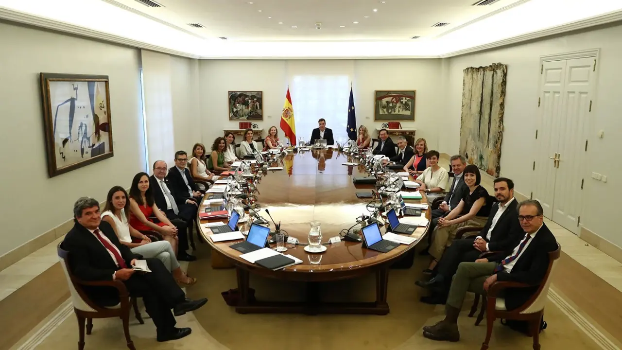 El presidente del Gobierno, Pedro Sánchez, Junto a sus tres vicepresidentas y al resto de sus ministros en el transcurso de la reunión del Consejo de Ministros. Pool Moncloa/Fernando Calvo. La Moncloa, Madrid 25.7.2023