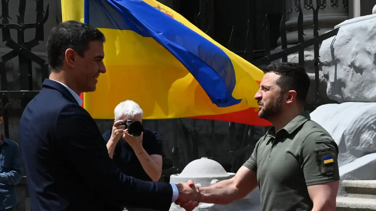 El presidente de Ucrania, Volodímir Zelenski, saluda al presidente del Gobierno español, Pedro Sánchez. © Moncloa__Borja Puig de la Bellacasa