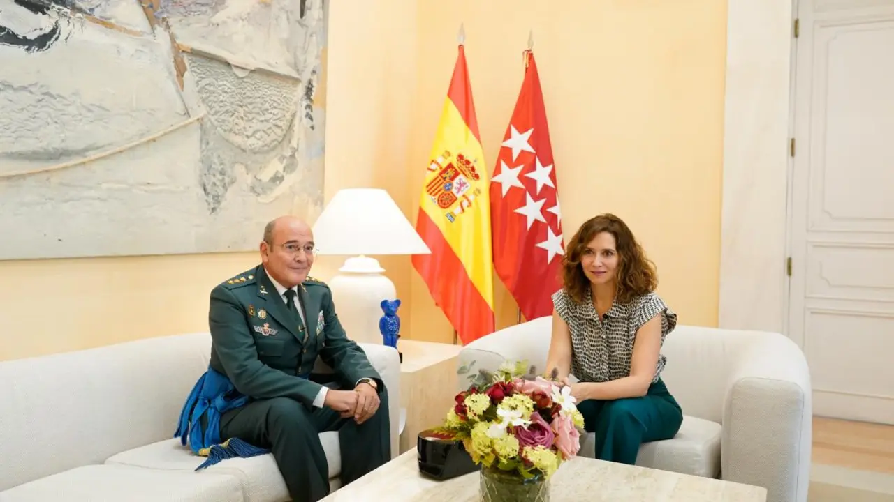 Díaz Ayuso se reúne con el Coronel Jefe de la Comandancia de la Guardia Civil de Madrid, Diego Pérez de los Cobos